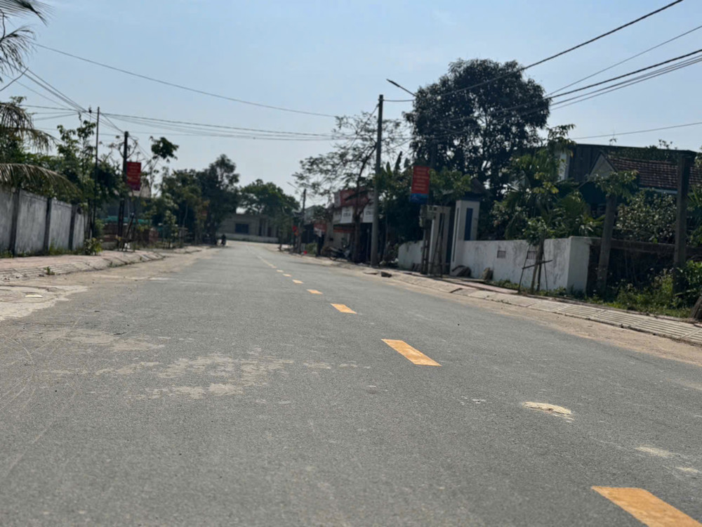 Lô đất trục đường chính trung tâm xã lưu vĩnh sơn.  Gần trường học tất cả các cấp. Gần chợ gần uỷ ban.
