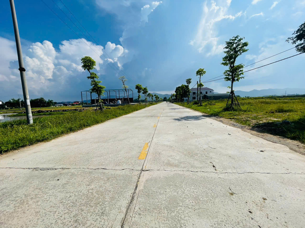 mặt tiền đường nguyễn xí nối dài đường rộng. đi giới thành phố lên bên tay trái lô đất đã đỗ đất