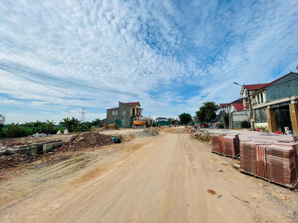 Nhà đẹp đang cho thuê. Mặt đường sông cày. Đang nở rộng đẹp