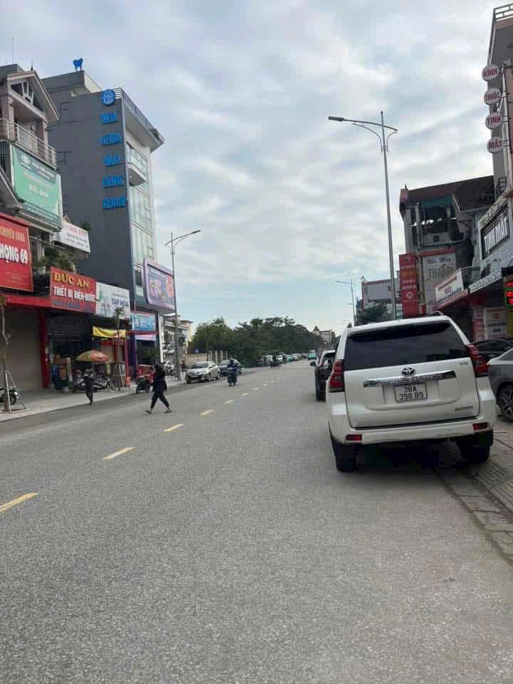 Bán nhà 3 tầng mặt đường Hải Thượng Lãn Ống. Khu dân cư đông đúc, thuận lợi làm phòng khám kinh doanh. 