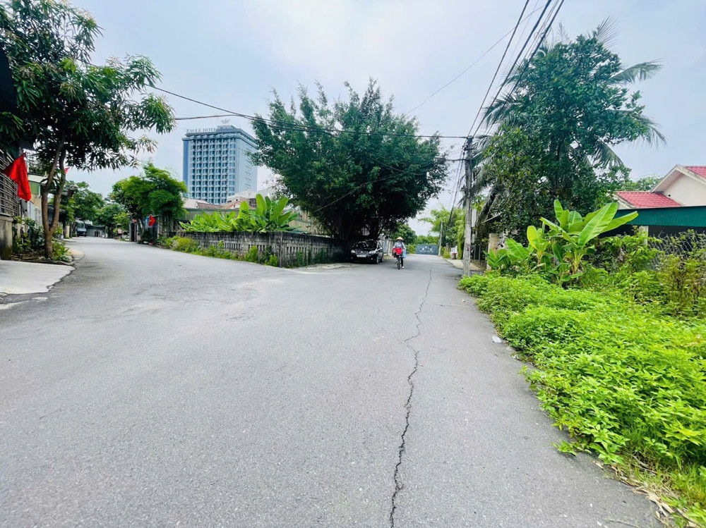 Lô đất đẹp vip view khách sạn đại bàng  Đường to ko lỗi nhỏ. 