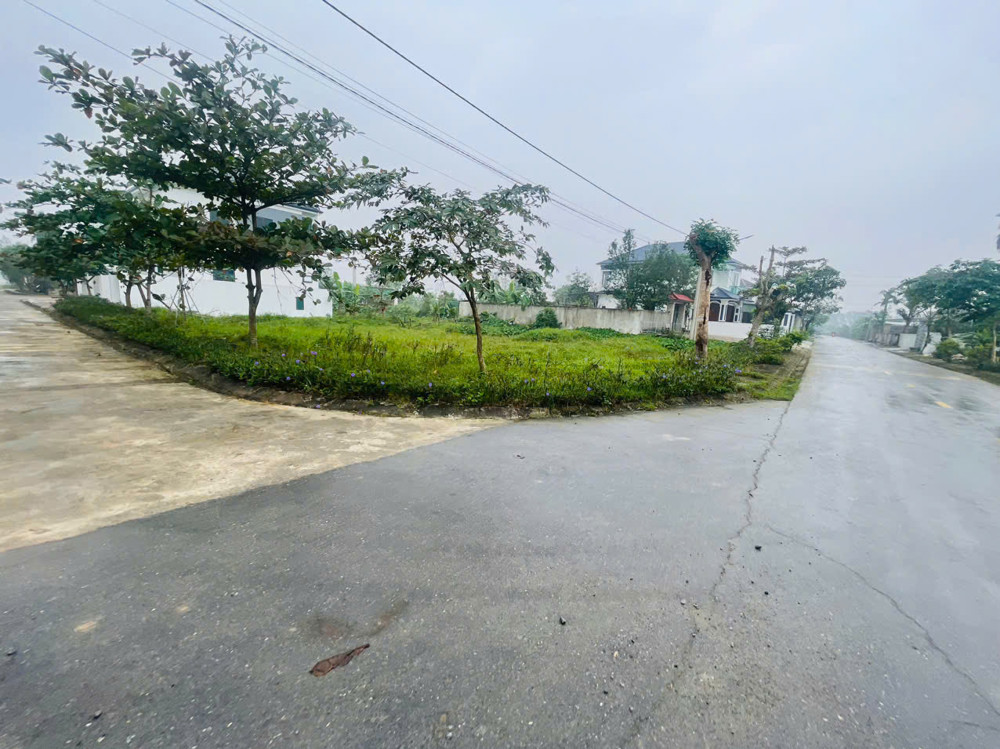 Lô đất nằm trên Trục chính lên trường tiểu học Thạch Đài. Nối thẳng ra đường tránh và lên Ga tàu