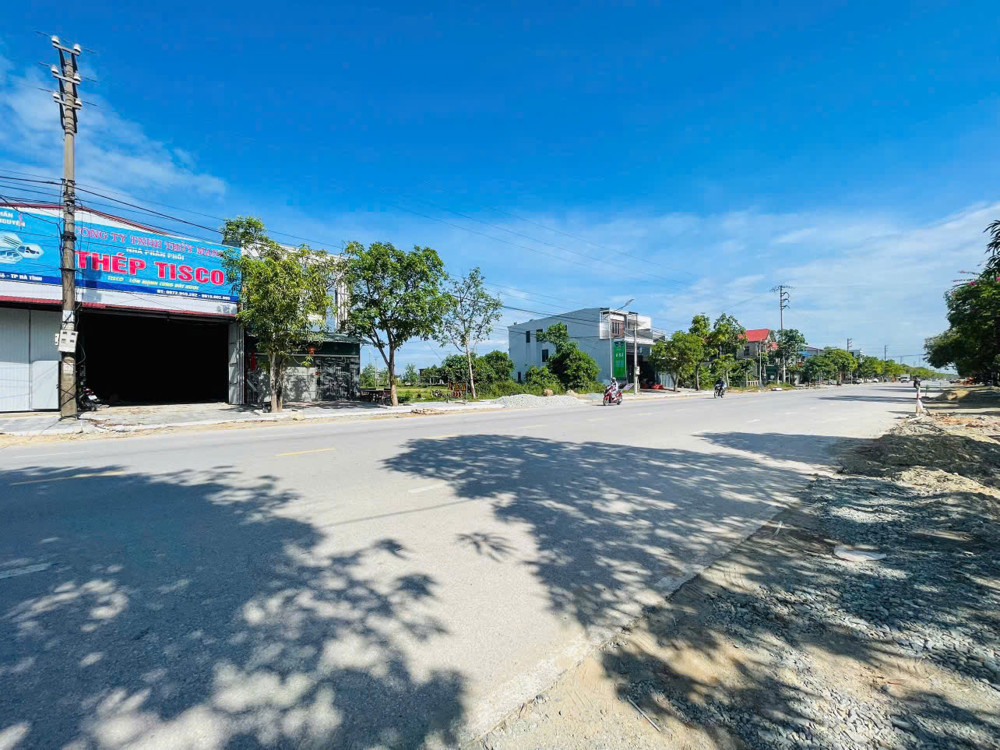Mặt đường kinh doanh quang trung