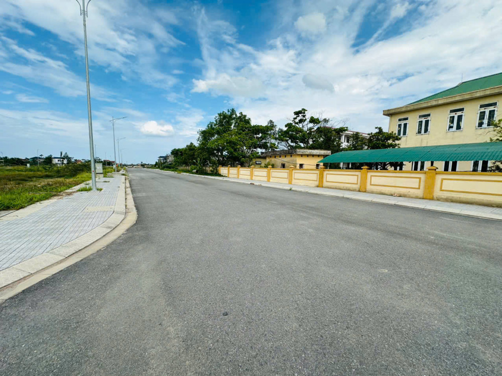 Hai lô liền kề hai mặt tiền thuộc hạ tầng khu qh cầu ngan thạch hạ. 