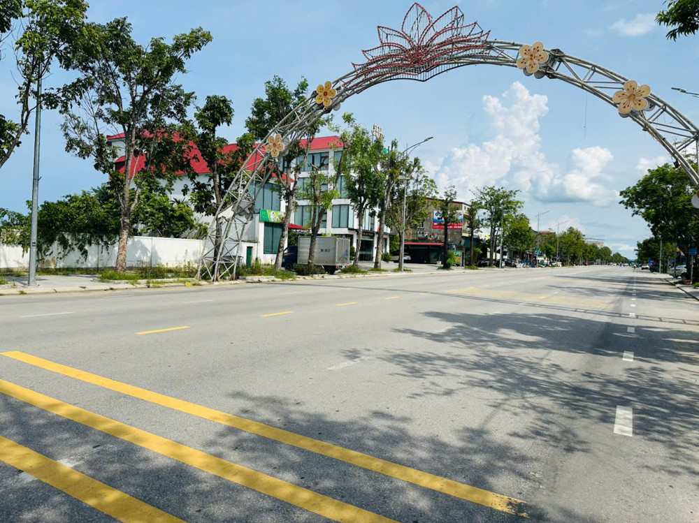 Mặt đường Quang Trung sầm uất kinh doanh buôn bán. 