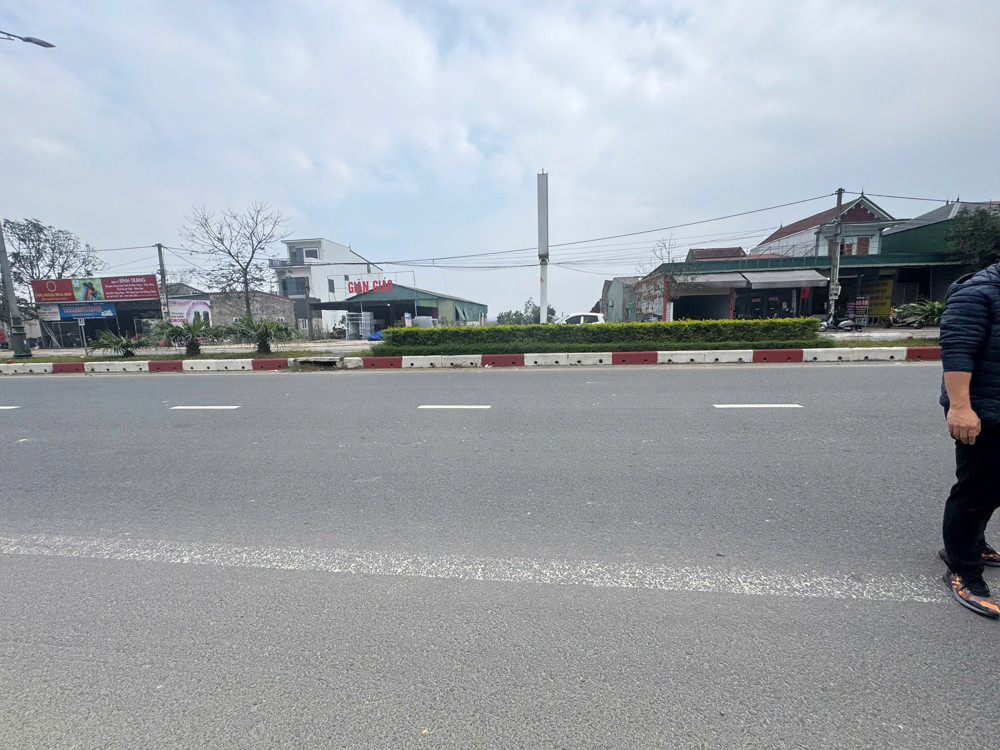 - Đất mặt đường kinh doanh 1A , Thuốc địa bà xã Cẩm vịnh ( cũ) - Cẩm Bình ( Mới) tỉnh hà tĩnh