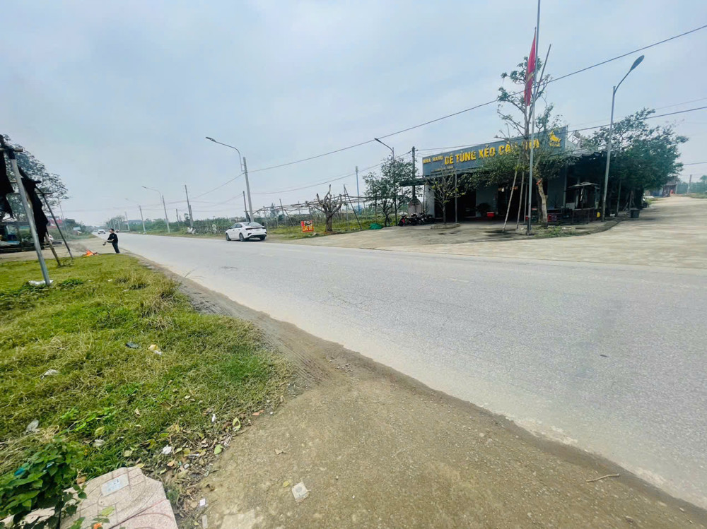 Mặt đường kinh doanh TL17. sát bên dê cầu nủi Sau lưng là hạ tầng khu qh cầu nủi tp hà tĩnh 