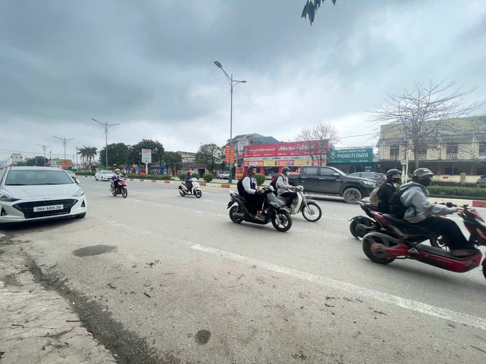 Lô đất siêu nét mặt đường ql1a.sát ngay ngã ba nam cầu cày. Gần bv TTH. Khu vực kinh doanh buôn bán sầm uất