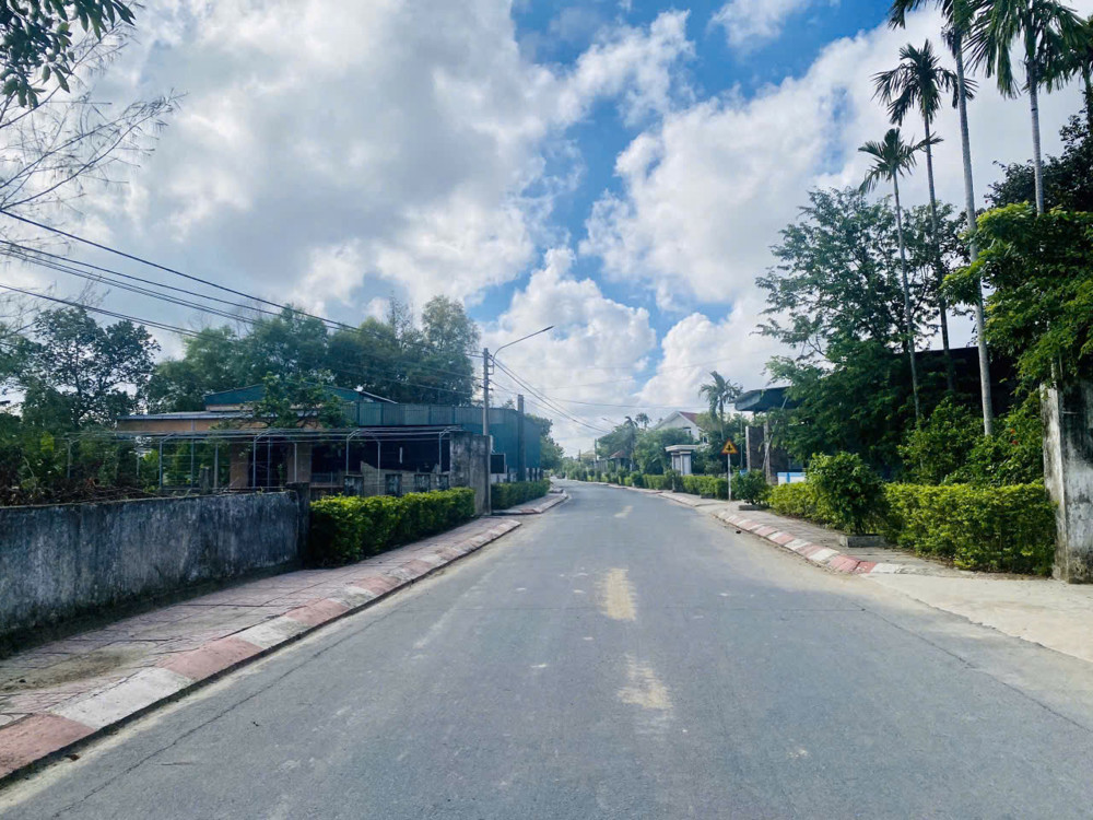 Lô đất hai mt đẹp nằm teucj chính uỷ ban xã thạch thắng. Gần trường học gần chợ. 